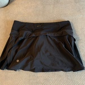 Lululemon play off the pleats 13’’ black skirt